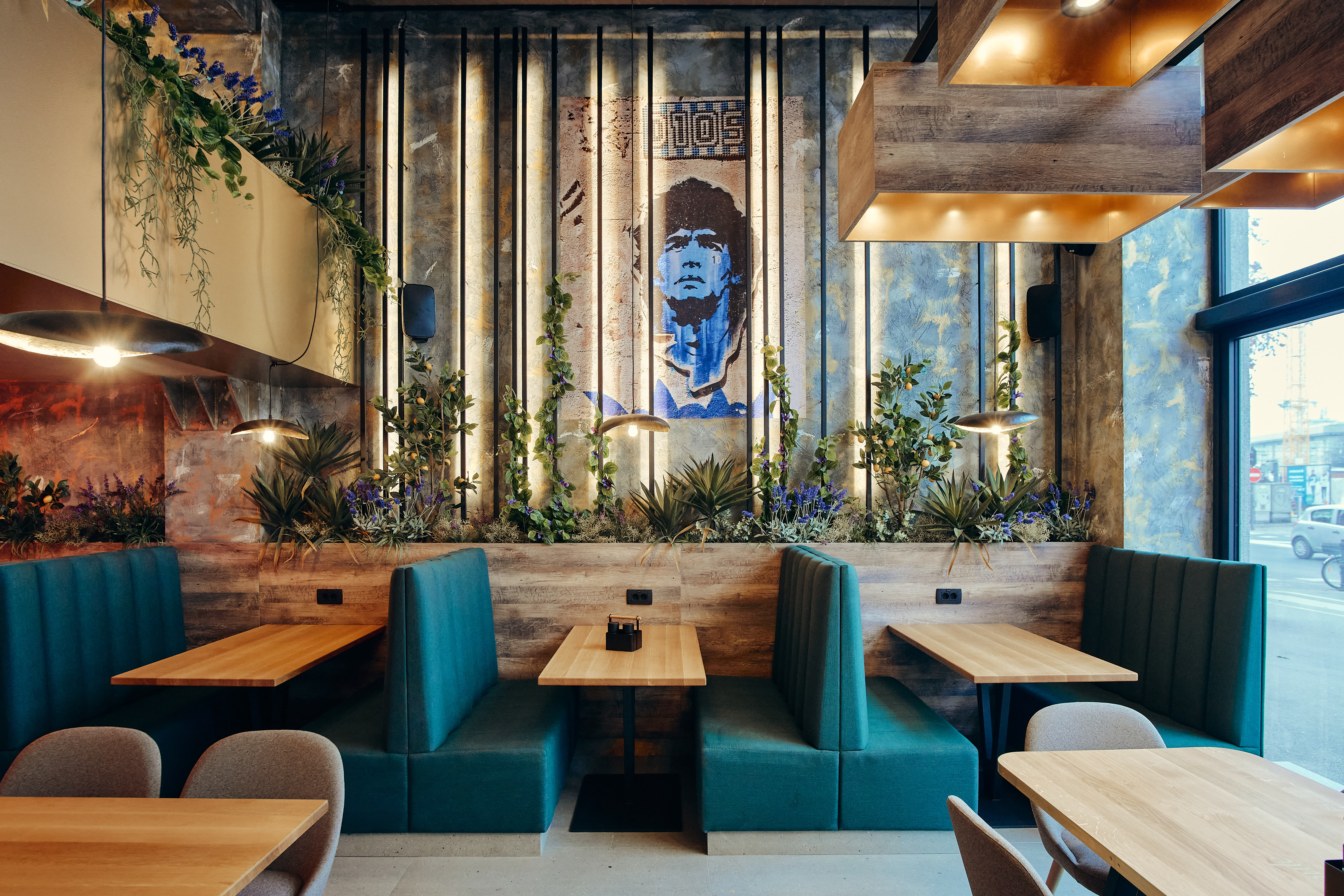 Notranjost z banjeti, muro D10S, rastlinami in steklom.