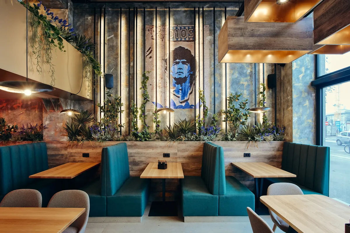 Notranjost z banjeti, muro D10S, rastlinami in steklom.