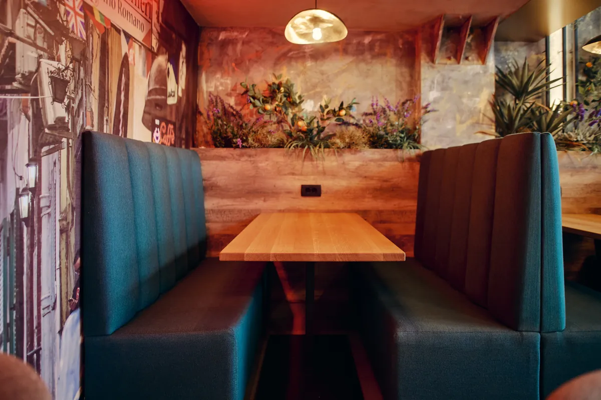 Kot banjeta z muro, rastlinami in toplo svetilko.