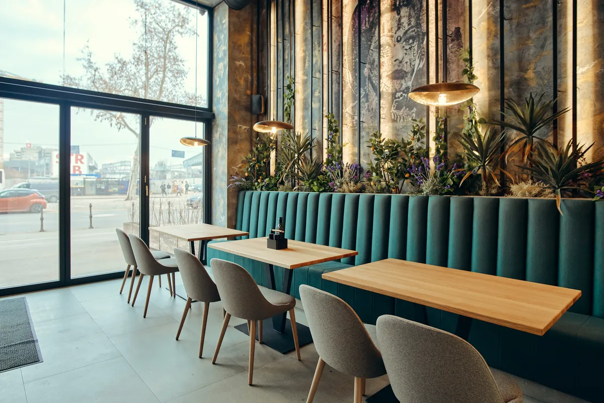 Pogled proti uličnim oknom; ambient restavracije.